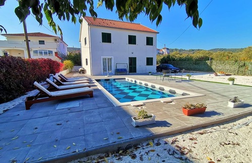 Slatine House | Experience Holiday Home Nino with Private Pool & Ocean View