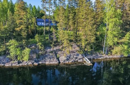Lotjola House | Delightful Holiday Home Norppa with Hot Tub & Kitchen