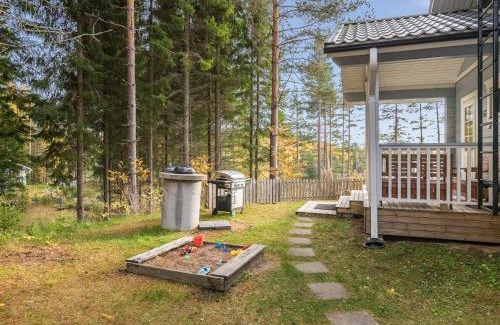 Lotjola House | Delightful Holiday Home Norppa with Hot Tub & Kitchen