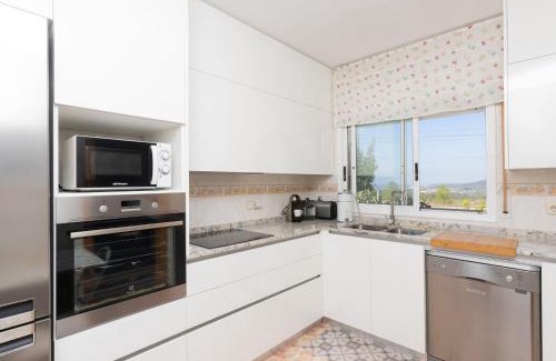 El Vendrell House | Pet-Friendly Holiday Home Oasis with Pool & Child Amenities