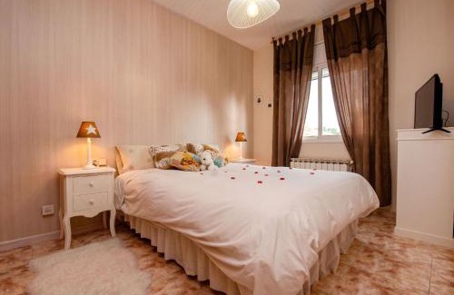 El Vendrell House | Pet-Friendly Holiday Home Oasis with Pool & Child Amenities