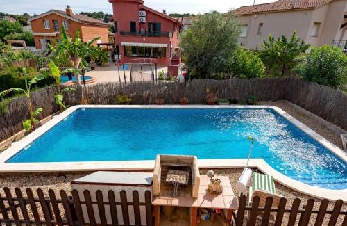 El Vendrell House | Pet-Friendly Holiday Home Oasis with Pool & Child Amenities