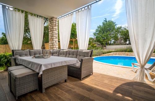 Radini House | Family-Friendly Holiday Home Ofelia with Pool & Pets Welcome