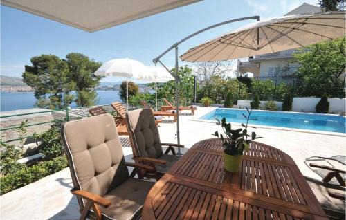 Okrug Donji House | Inviting Home in Okrug Donji with Pool and Free Wifi