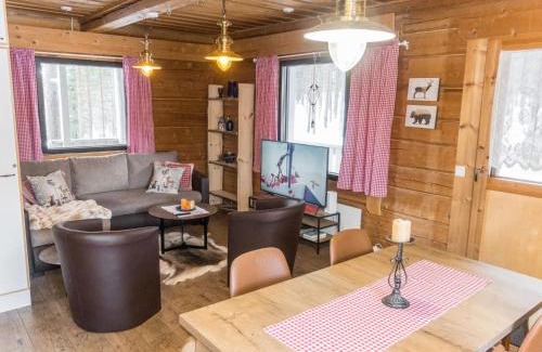 Salla House | Cozy Holiday Home Old Logger's House with Hot Tub and Pets