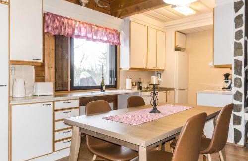 Salla House | Cozy Holiday Home Old Logger's House with Hot Tub and Pets
