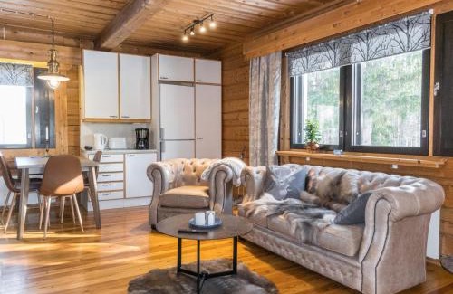 Salla House | Cozy Holiday Home Old Logger's House with Hot Tub and Pets