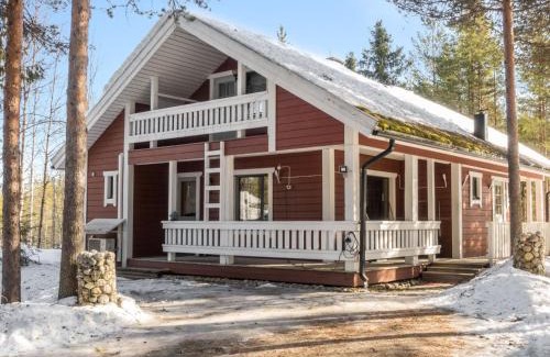 Salla House | Cozy Holiday Home Old Logger's House with Hot Tub and Pets