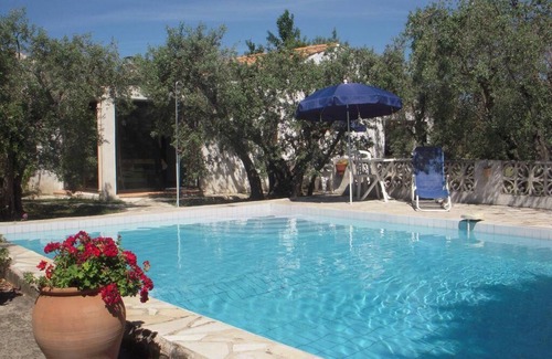 Arles House | Serene Holiday Home with Pool and Ocean View Amenities
