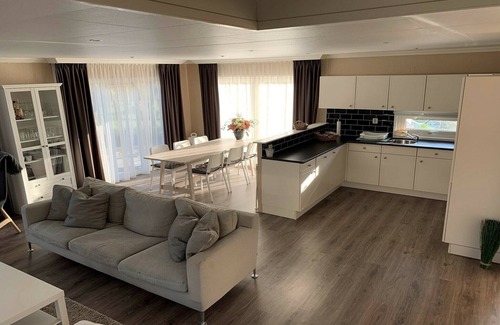Lathum House | Relaxing Lake Getaway with Pool and Breakfast Included