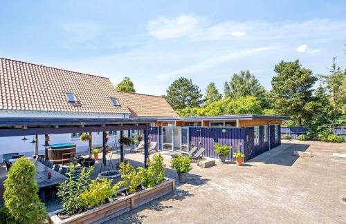 Bøtø By House | Cozy Holiday Home Øthulf - Steps from the Sea