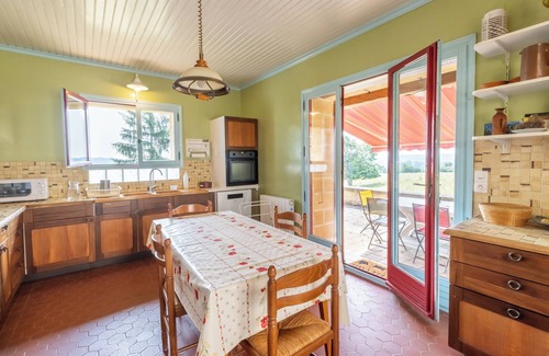 Montignac House | Holiday Home 'Panissal 6 Persons' with Shared Terrace, Shared Garden and Wi-Fi