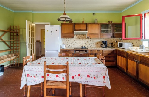 Montignac House | Holiday Home 'Panissal 6 Persons' with Shared Terrace, Shared Garden and Wi-Fi