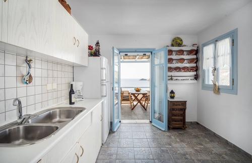 Serifos House | Cozy Holiday Home 'Psili Ammos' with Oceanfront Views