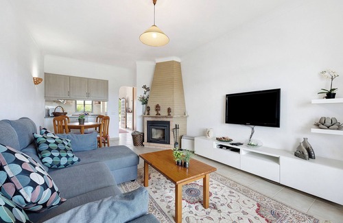 Lagos House | Holiday Home 'Mar e Campo' with Mountain View, Shared Pool and Wi-Fi