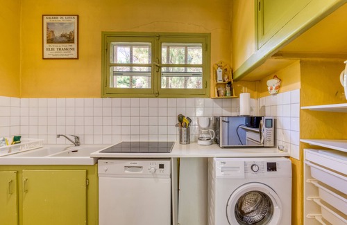 Fourques House | Holiday Home 'Réattu' with Shared Pool, Wi-Fi and Air Conditioning