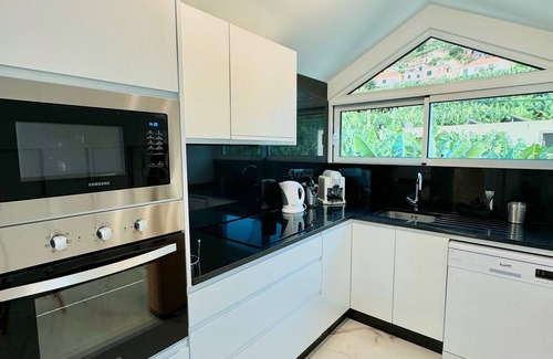 Ponta do Sol House | Holiday Home 'Refúgio Do Vale Verde' with Sea View, Private Terrace and Wi-Fi