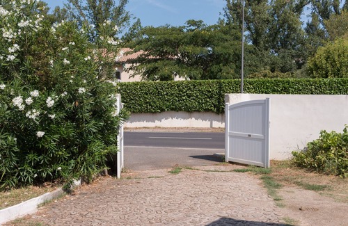 Bedarieux (ornac) House | Holiday Home 'River Side' with Mountain View, Private Terrace and Wi-Fi