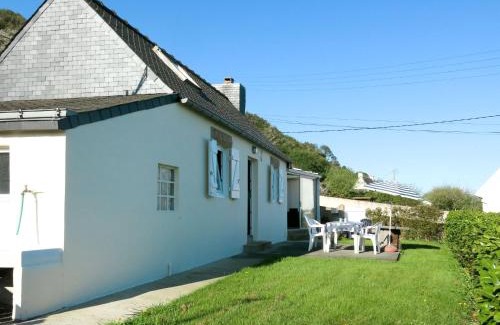 Tredrez-Locquemeau House | Family-Friendly Getaway at Holiday Home Roz Amor