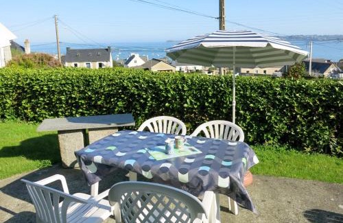 Tredrez-Locquemeau House | Family-Friendly Getaway at Holiday Home Roz Amor
