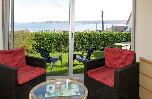 Tredrez-Locquemeau House | Family-Friendly Getaway at Holiday Home Roz Amor