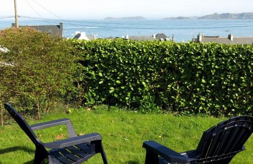 Tredrez-Locquemeau House | Family-Friendly Getaway at Holiday Home Roz Amor