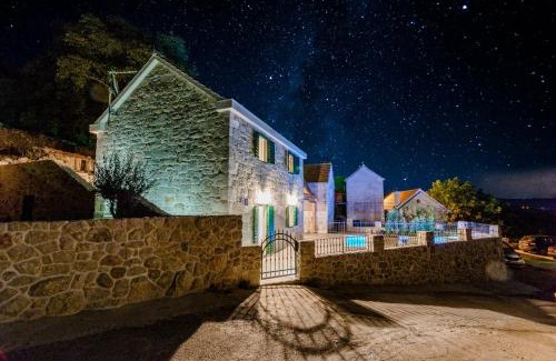 Crivac House | Rustic Holiday Home: Pet-Friendly Retreat with Pool & Breakfast
