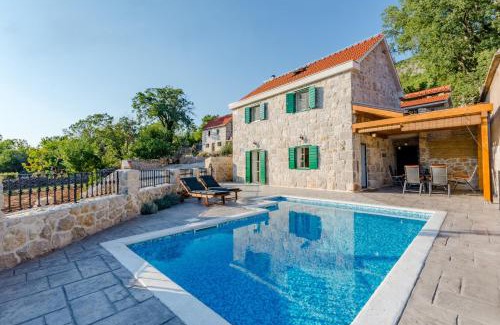 Crivac House | Rustic Holiday Home: Pet-Friendly Retreat with Pool & Breakfast