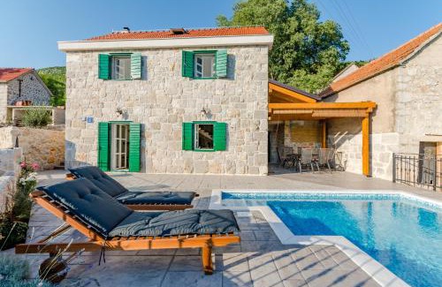 Crivac House | Rustic Holiday Home: Pet-Friendly Retreat with Pool & Breakfast
