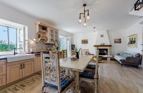 Crivac House | Rustic Holiday Home: Pet-Friendly Retreat with Pool & Breakfast