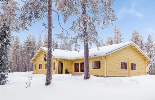 Salla House | Idyllic Holiday Home Sallan Panparkstie 14b with Hot Tub