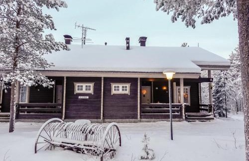 Salla House | Cozy Holiday Home Sallanrinne b with Fireplace & Family Fun