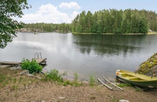 The Lakelands House | Pet-Friendly Holiday Home Salmela with Hot Tub & Kitchen
