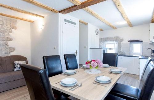 Sveta Jelena House | Pet-Friendly Holiday Home San Martino I with High Ratings