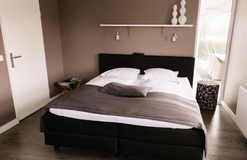Makkum Apartment | Pet-Friendly Retreat at Holiday Home Satijnduiker