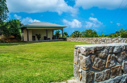 Mahe Island Villa | Cozy Holiday Home for Families - 4-Star Guest Rated 9.5