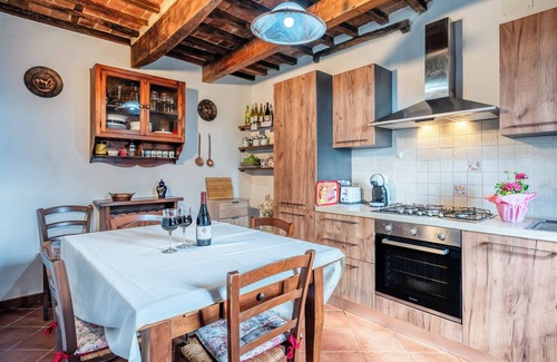 Petrognano House | Holiday Home 'Serena a Capannori' with Private Terrace, Private Garden and Wi-Fi