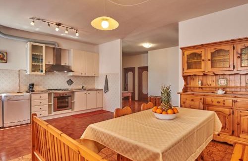 Gera Lario House | Relaxing Oceanfront Getaway at Holiday Home Simoni