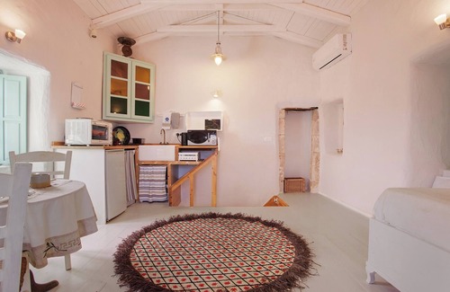 Korithi House | Sea View Holiday Home 'Sira Stonehouse Lll' with Wi-Fi