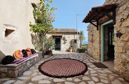 Korithi House | Sea View Holiday Home 'Sira Stonehouse Lll' with Wi-Fi