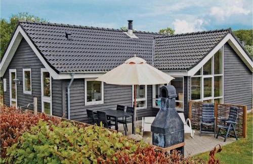 Skaven Strand House | Stylish 3 Bedroom Home in Tarm for a Family Getaway