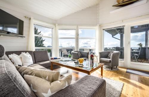 Lammetu House | Family-Friendly Holiday Home Sjøbuvågen - FJS163 Awaiting You