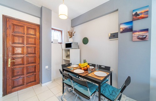 Termenades House | Holiday Home 'Skaros House ' with Shared Terrace, Wi-Fi and Air Conditioning