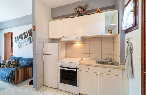 Termenades House | Holiday Home 'Skaros House ' with Shared Terrace, Wi-Fi and Air Conditioning
