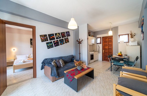Termenades House | Holiday Home 'Skaros House ' with Shared Terrace, Wi-Fi and Air Conditioning