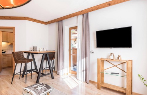 Tisana Apartment | Guest Rated 10/10: Sonnenresidenz Garden with Terrace & WiFi
