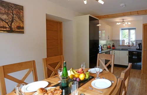 Llandrindod Wells House | Family-Friendly Holiday Home Standary with Hot Tub