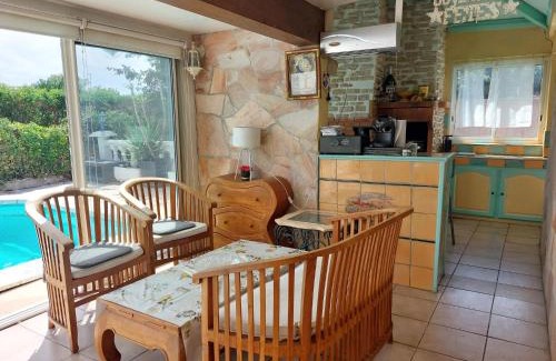 Sollies Pont House | Cozy Holiday Home Ste Claire with Pool & Pet-Friendly Stay