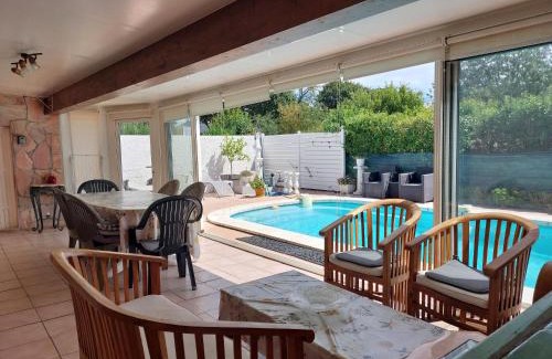 Sollies Pont House | Cozy Holiday Home Ste Claire with Pool & Pet-Friendly Stay