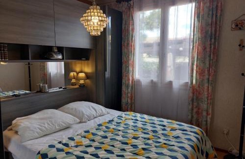 Sollies Pont House | Cozy Holiday Home Ste Claire with Pool & Pet-Friendly Stay